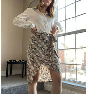 Mikey & Joey stretch tan snake print wrap skirt, size Small